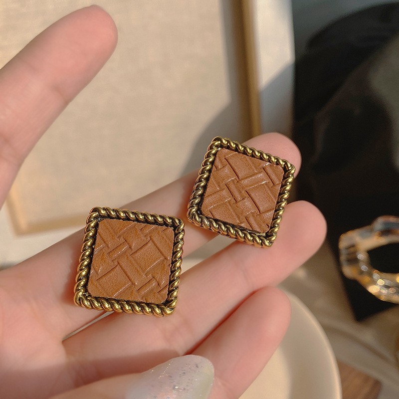 The base of the European and American light luxury alloy is pasted with artificial leather geometric lady's ear studs detail image 2