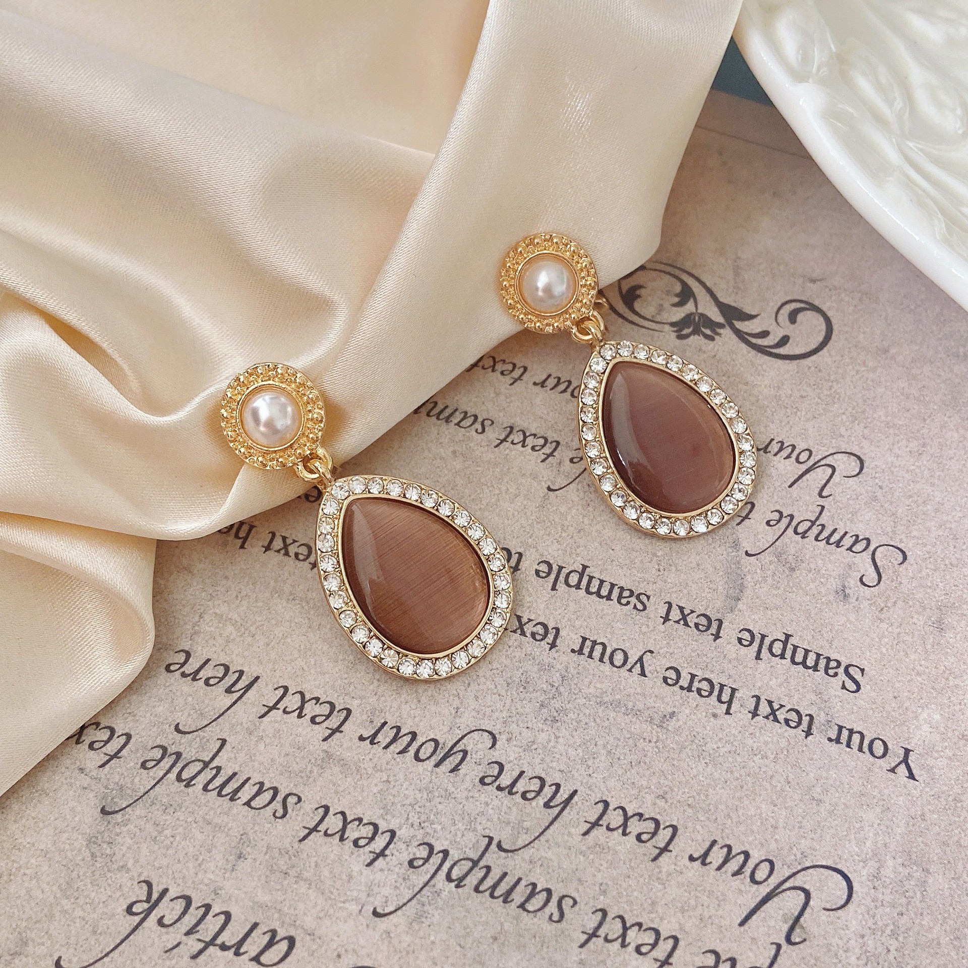 European and American fashionable alloy inlaid water diamond cat's eye stone ladies' teardrop-shaped stud earrings detail image 2