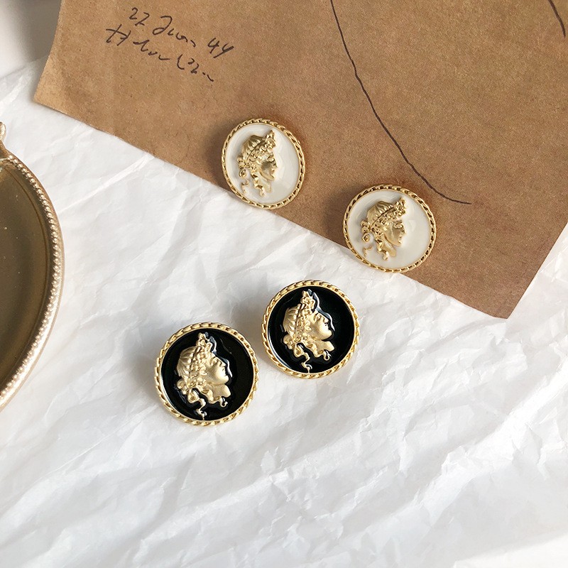 European and American fashionable light luxury oil-dripping alloy button ladies' cool ear studs detail image 1