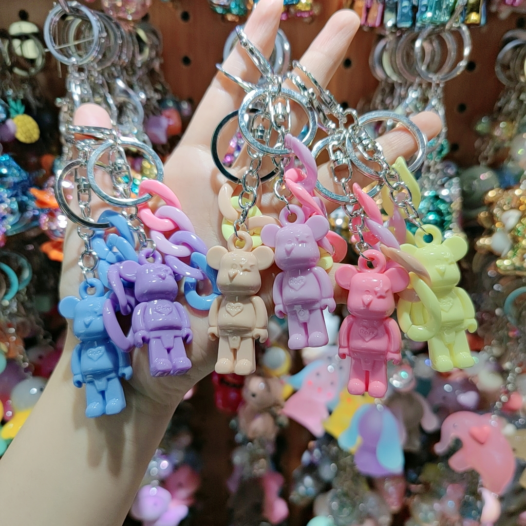 The solid color colored teddy bear, the brick bear keychain, and the colorful chain are paired with trendy Chinese accessories