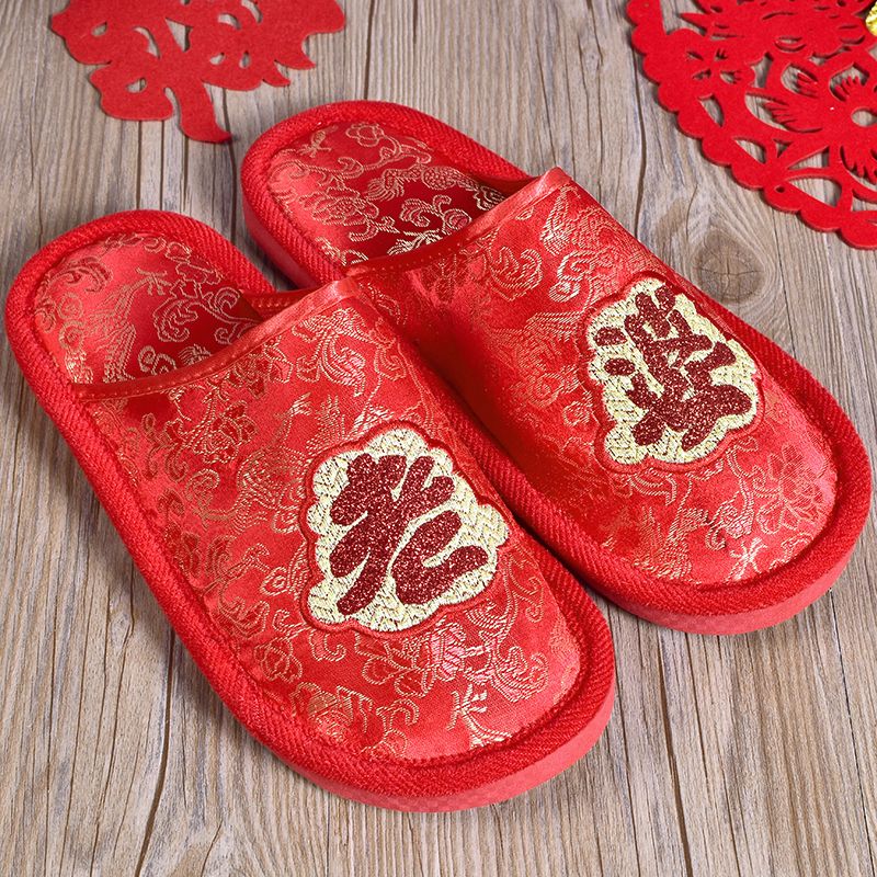 Wholesale of in-stock wedding slippers and wedding supplies, red sheet all-inclusive embroidered husband and wife slippers from the manufacturer details Picture