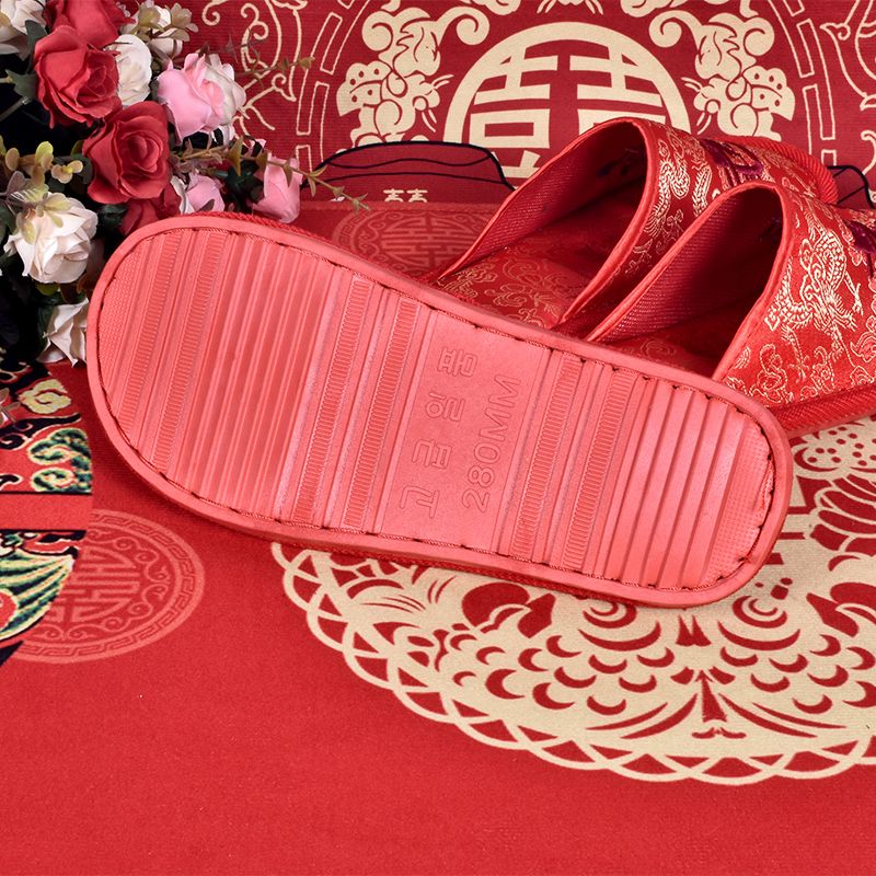 Wholesale of in-stock wedding slippers, wedding supplies, home embroidery, husband and wife red slippers from the manufacturer Application Scenario