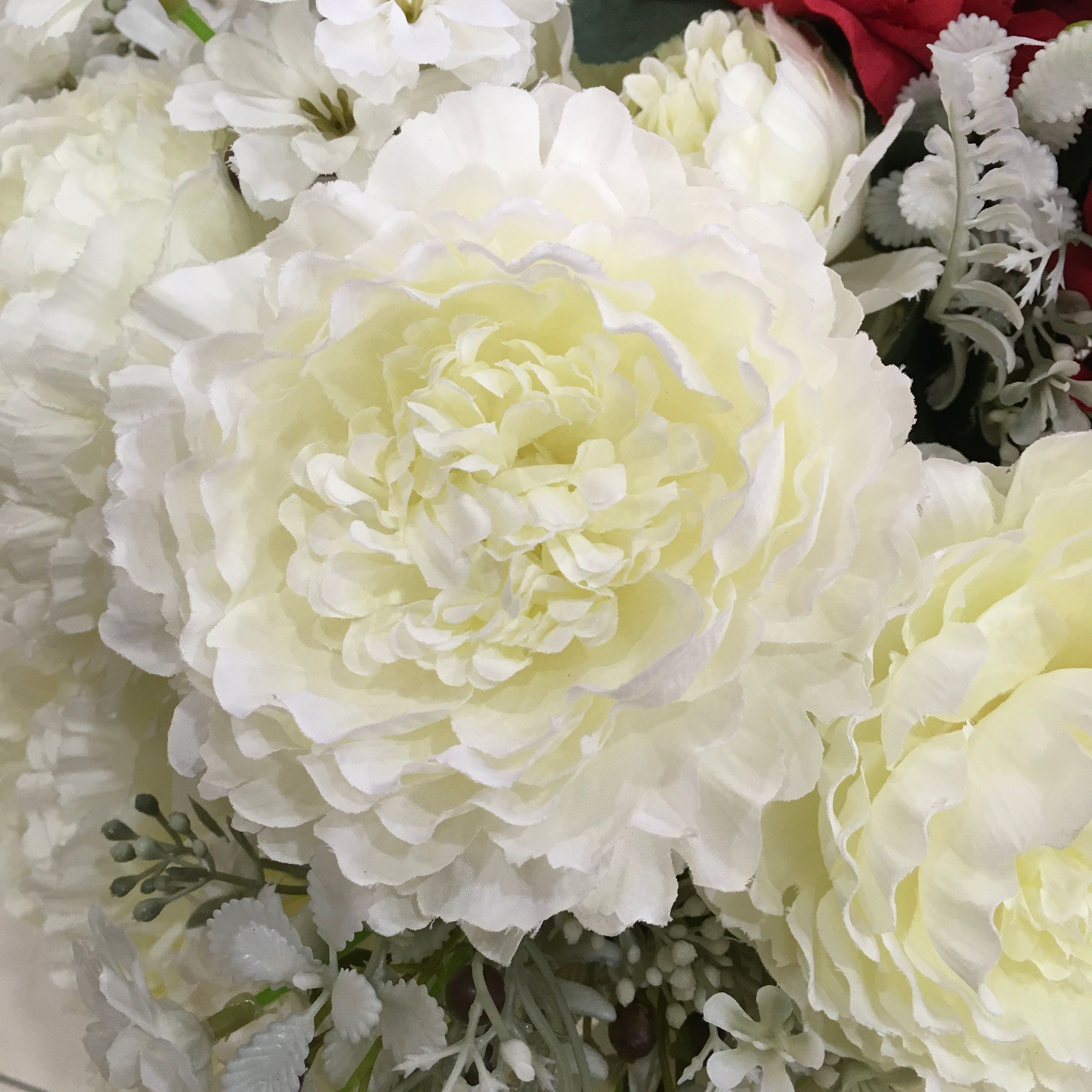 Lili Artificial Flower Shop offers wholesale artificial flowers for wedding decoration, living room and bedroom decoration, 7 flowers and 4 accessories, and wholesale European-style peonies Application Scenario