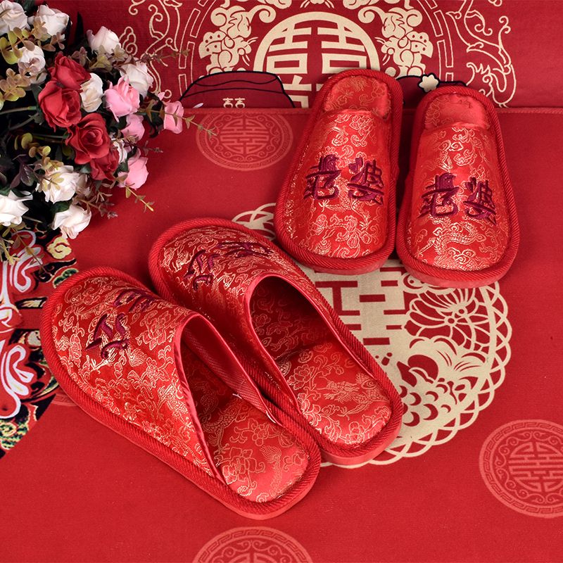 Wholesale of in-stock wedding slippers, wedding supplies, home embroidery, husband and wife red slippers from the manufacturer