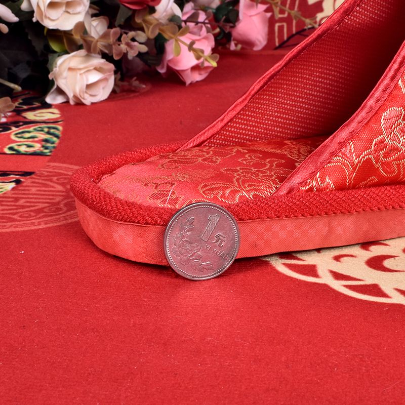 Wholesale of in-stock wedding slippers, wedding supplies, home embroidery, husband and wife red slippers from the manufacturer Specification image