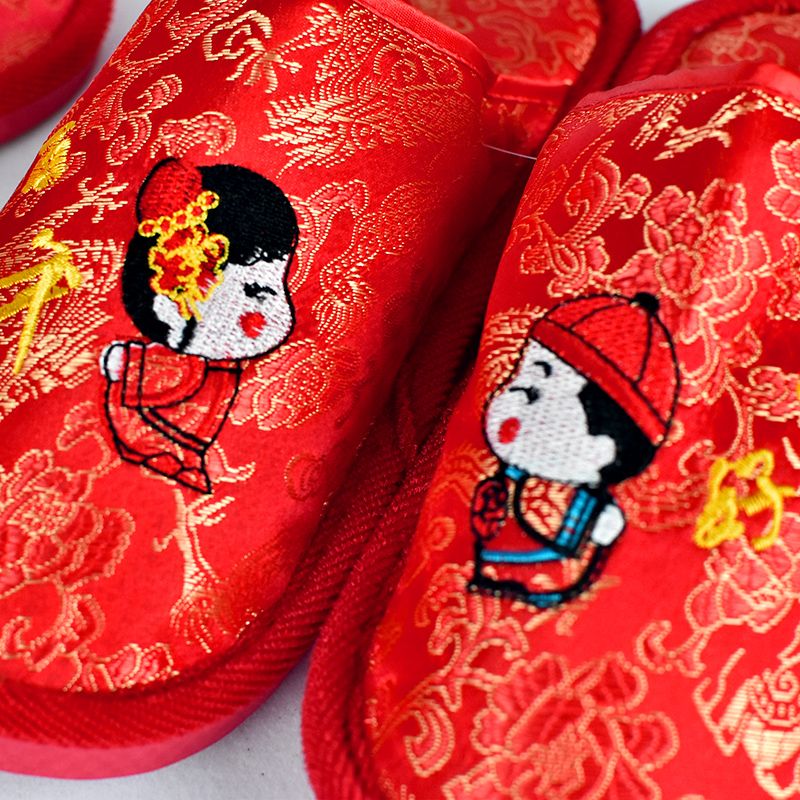 Wholesale of all-inclusive wedding slippers and wedding supplies from the manufacturer of century-old Good Harmony red embroidered indoor home slippers details Picture