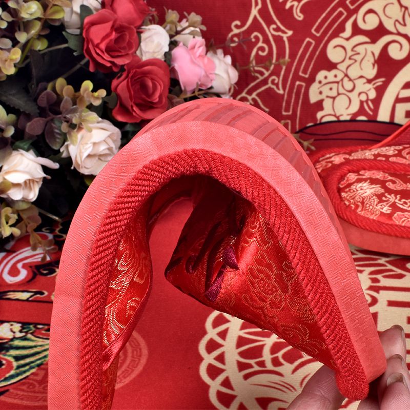 Wholesale of in-stock wedding slippers, wedding supplies, home embroidery, husband and wife red slippers from the manufacturer Item Picture