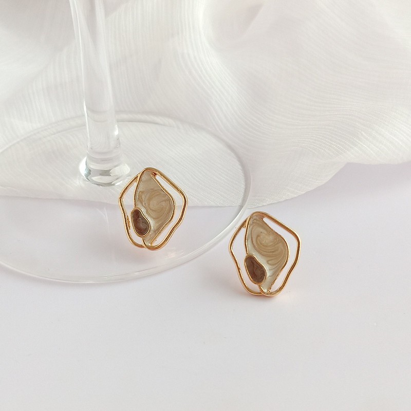 European and American fashionable alloy oil-dripping geometric lady's cool and light luxury stud earrings detail image 2