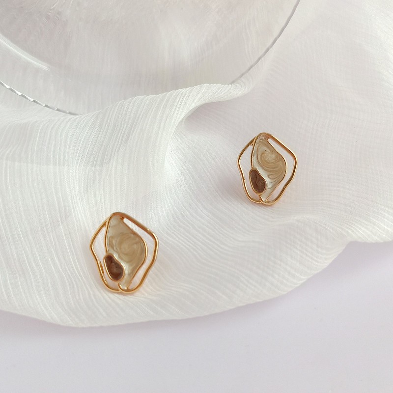 European and American fashionable alloy oil-dripping geometric lady's cool and light luxury stud earrings detail image 3