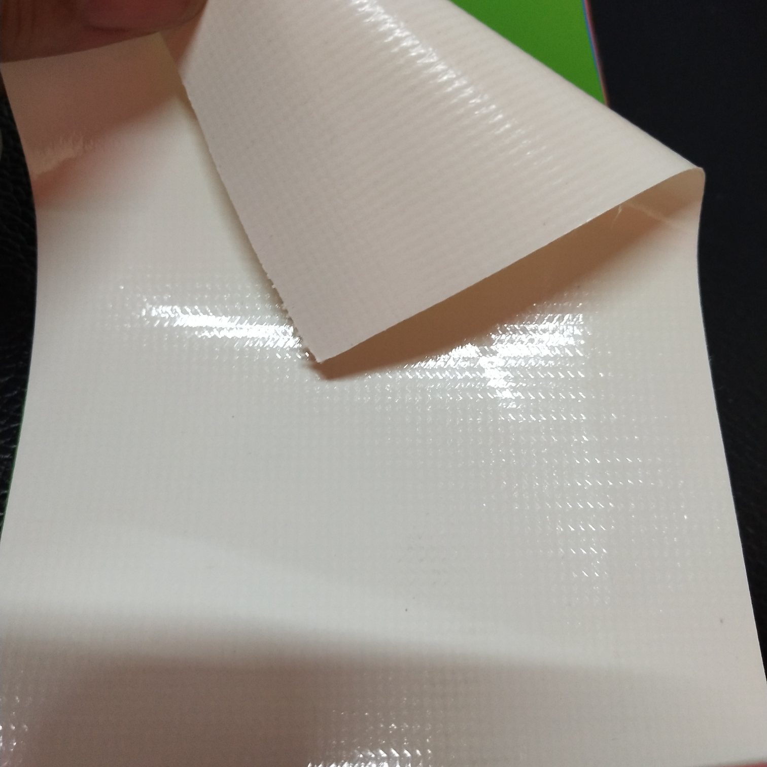 优质光面0.47mm厚奶白色PVC夹网布  箱包布  机器罩家具罩  体育游乐产品  格种箱包袋专用面料详情图1