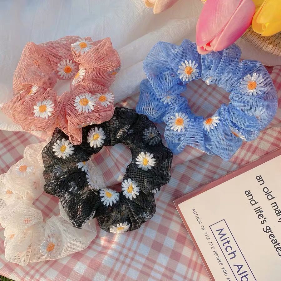 Embroidered small Daisy pig large intestine hair ties Application Scenario