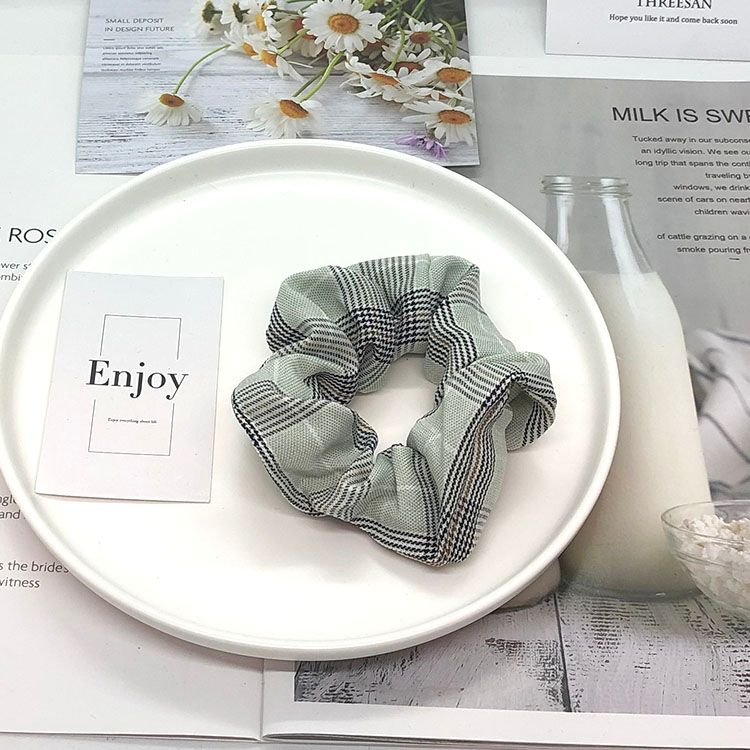 Vertical checkered hair ties for bun hairstyle Application Scenario