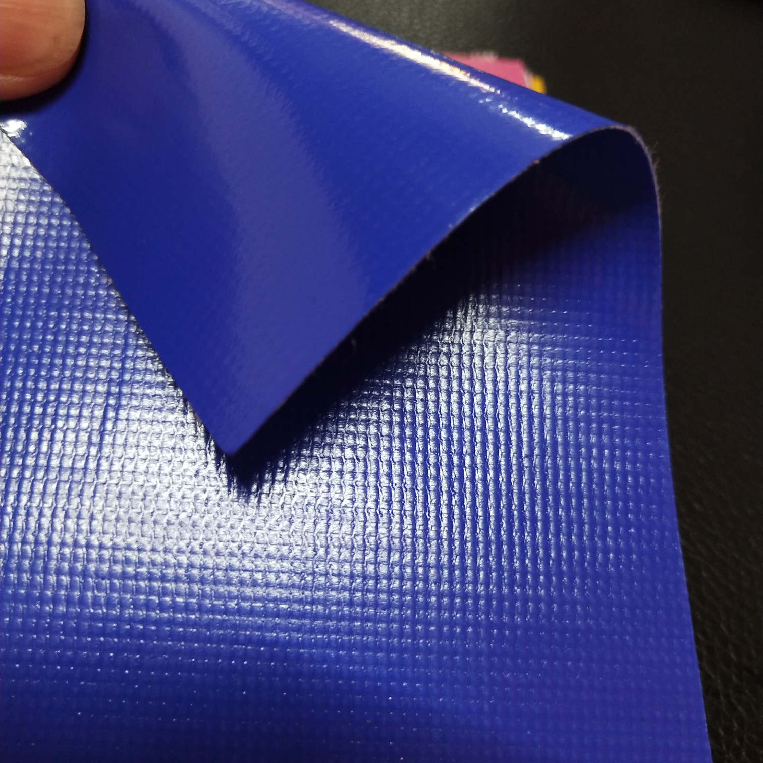 优质光面0.47mm厚深蓝色PVC夹网布  箱包布  机器罩家具罩  体育游乐产品  格种箱包袋专用面料详情图1