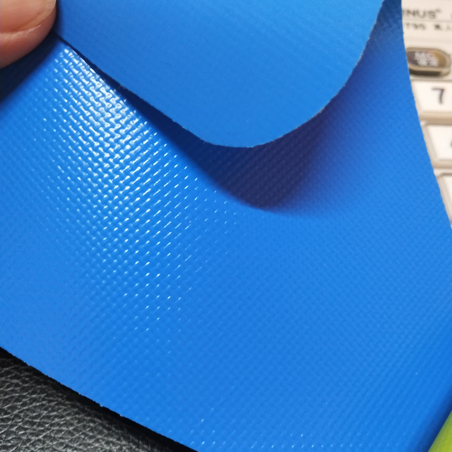 优质雾面0.45mm厚浅蓝色PVC夹网布  箱包布  机器罩家具罩  体育游乐产品  格种箱包袋专用面料详情图1
