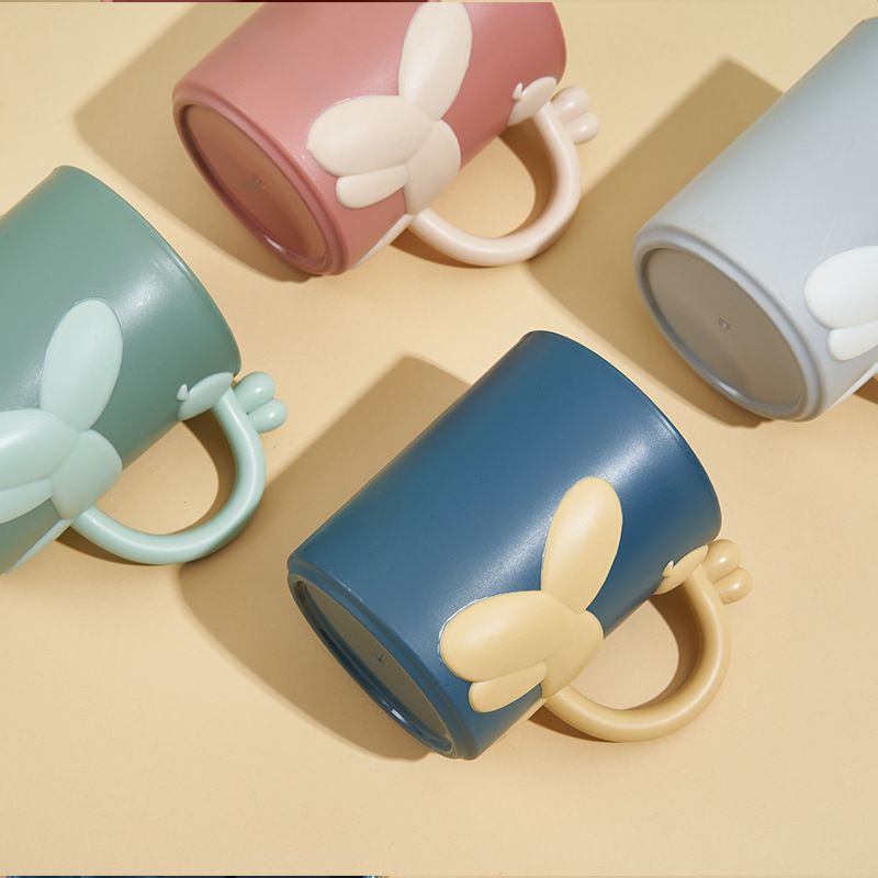 Japanese-style giraffe toothbrush cup, children's bathroom washbasin cup, student dormitory plastic cute mouthwash cup with handle Item Picture