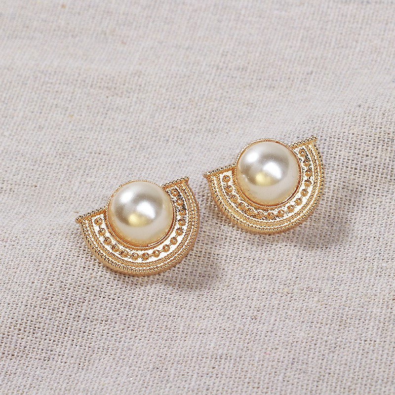 European and American fashionable alloy base inlaid with acrylic pearl light luxury stud earrings for women detail image 3