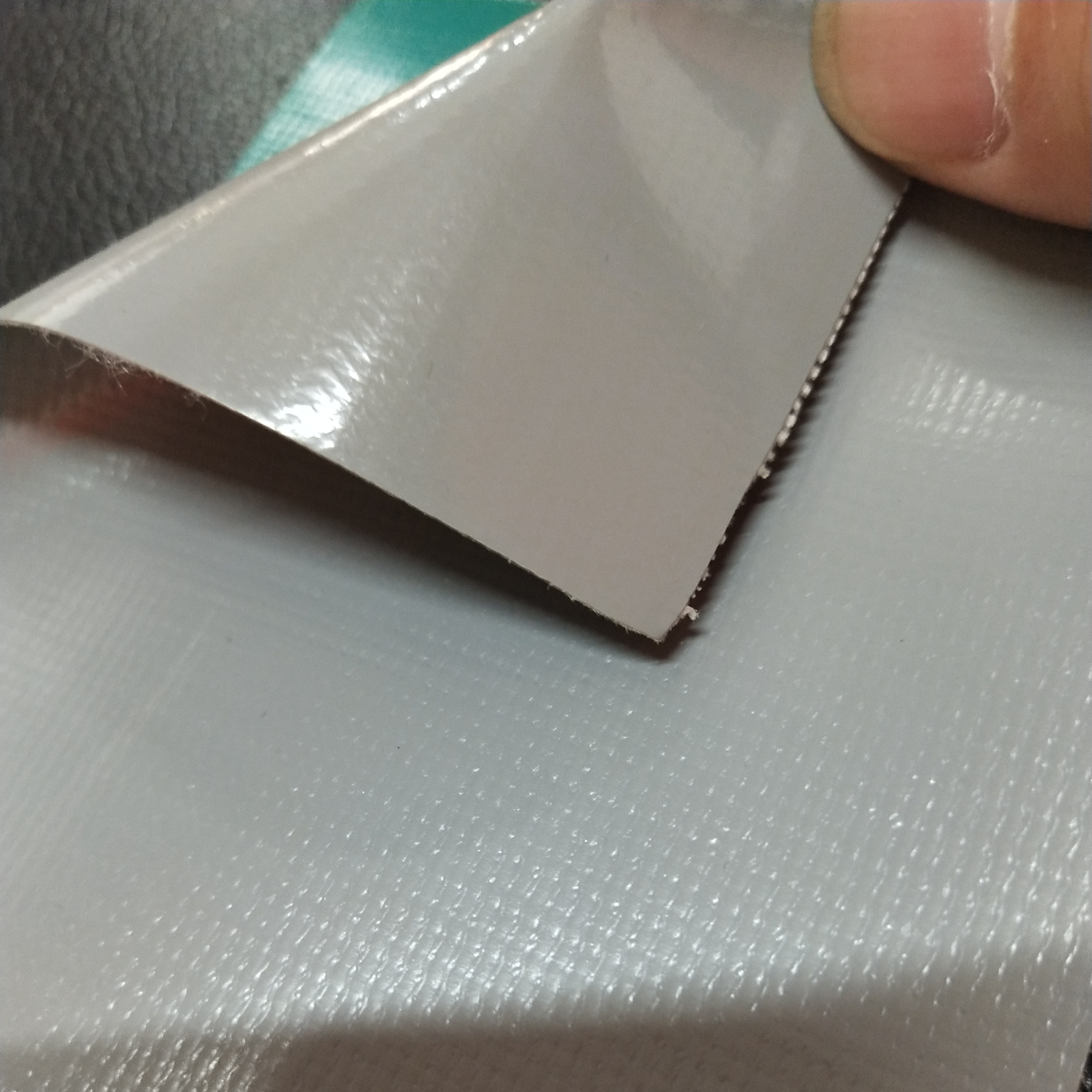 High-quality glossy 0.5mm thick grey PVC mesh fabric for luggage, machine covers, furniture covers, sports and amusement products, and various types of luggage