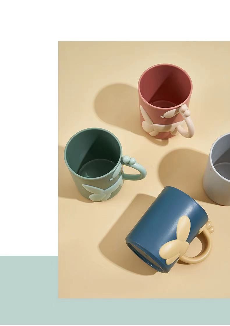 Japanese-style giraffe toothbrush cup, children's bathroom washbasin cup, student dormitory plastic cute mouthwash cup with handle detail image 1