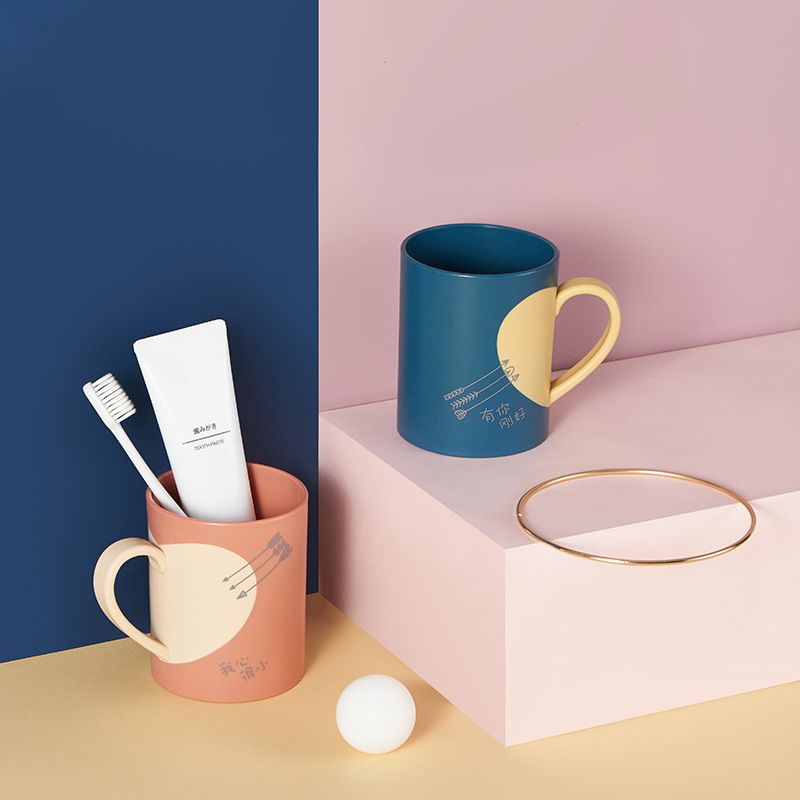 One-shot Piercing Card Tong couple cup, creative bathroom washbasin cup, large-mouthed student dormitory brushing cup Application Scenario