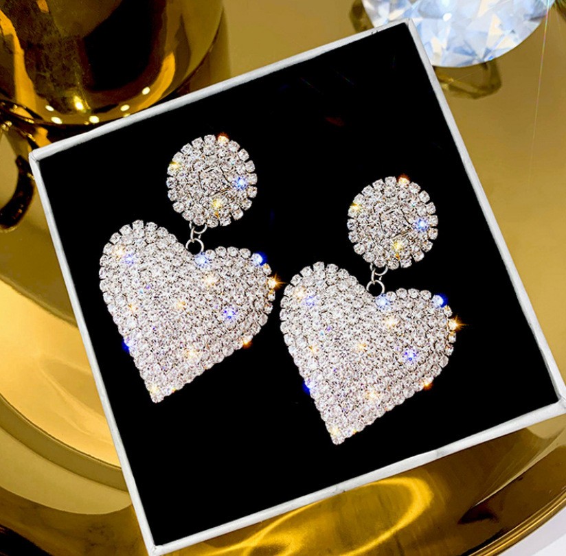 European and American fashionable alloy heart-shaped ladies' light luxury stud earrings detail image 1