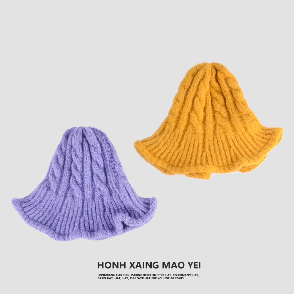 A pointed woolen hat