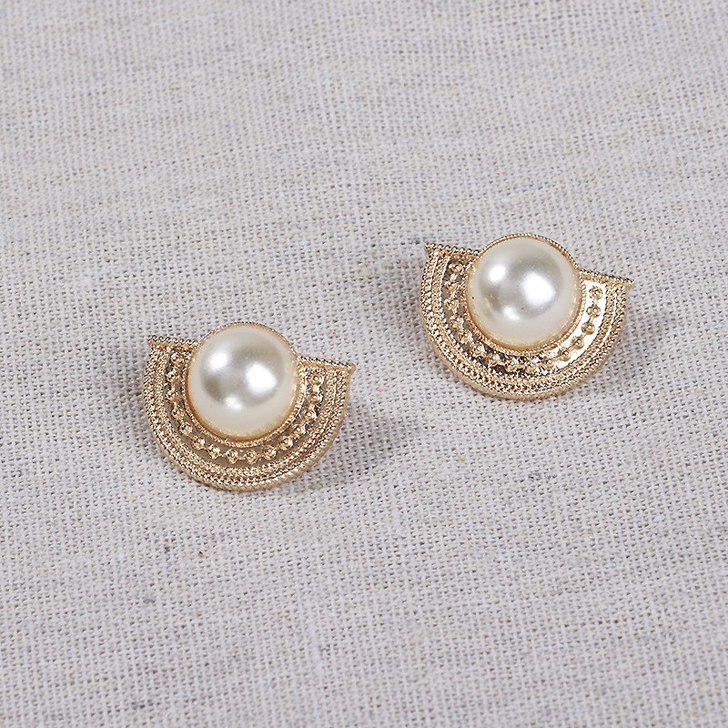 European and American fashionable alloy base inlaid with acrylic pearl light luxury stud earrings for women detail image 1