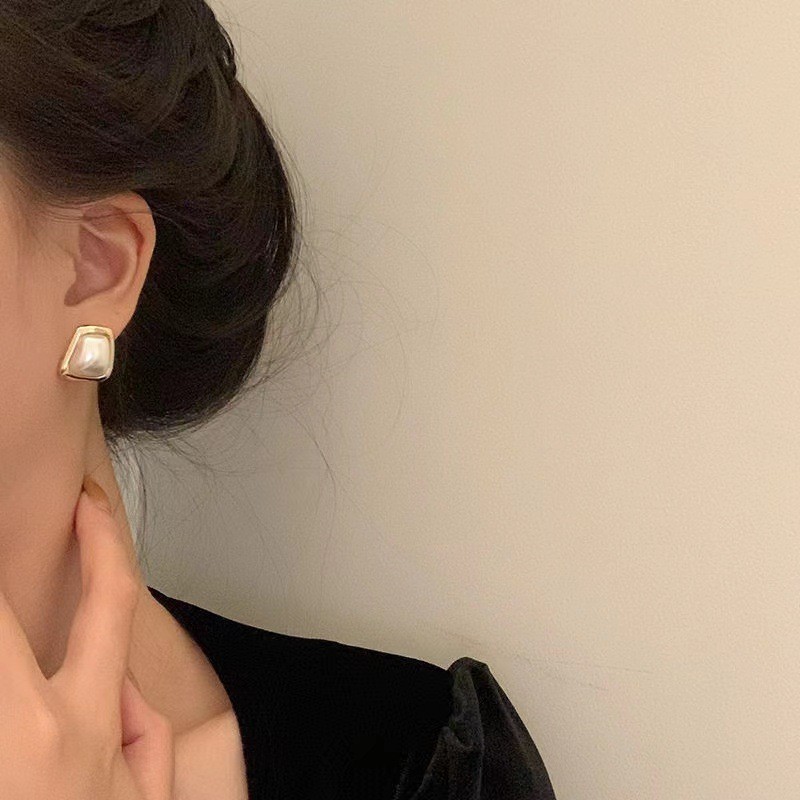 European and American fashionable alloy geometrically inlaid acrylic pearl ladies' simple stud earrings detail image 3