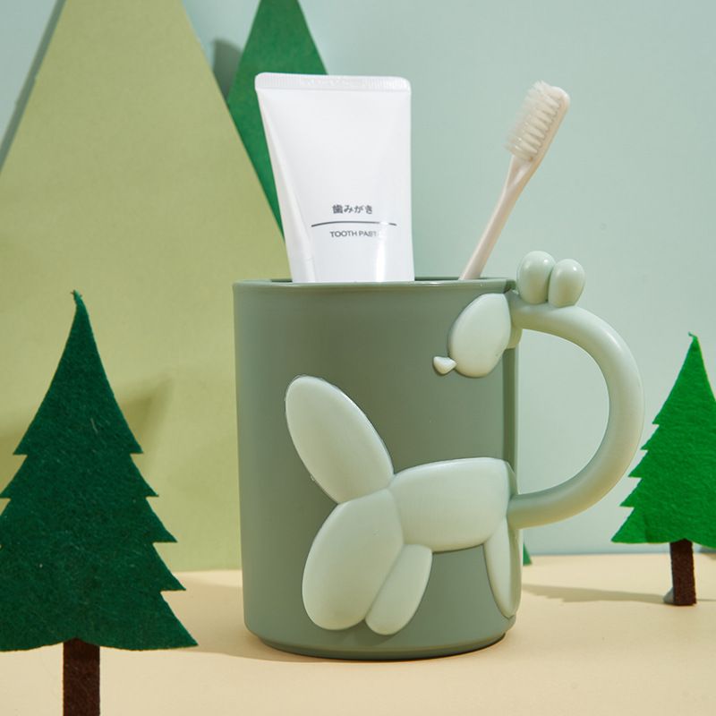 Japanese-style giraffe toothbrush cup, children's bathroom washbasin cup, student dormitory plastic cute mouthwash cup with handle details Picture