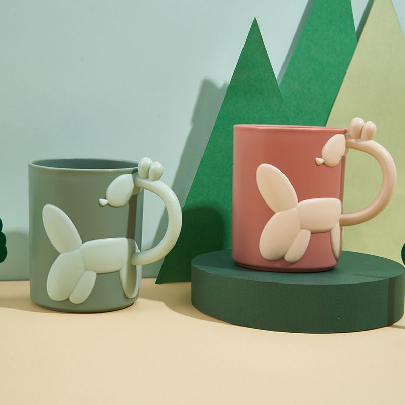 Japanese-style giraffe toothbrush cup, children's bathroom washbasin cup, student dormitory plastic cute mouthwash cup with handle Application Scenario