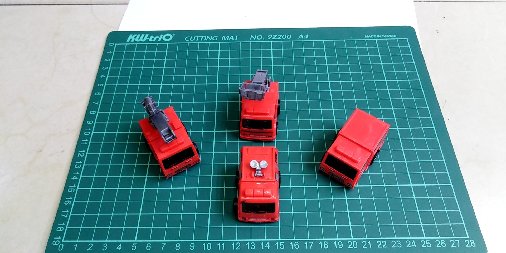 Huai camión de bomberos juguete de carro rojo actividad de jardín de infantes pequeño regalo extraño twist egg giveaway juguete pequeño juguete para niños pic 3