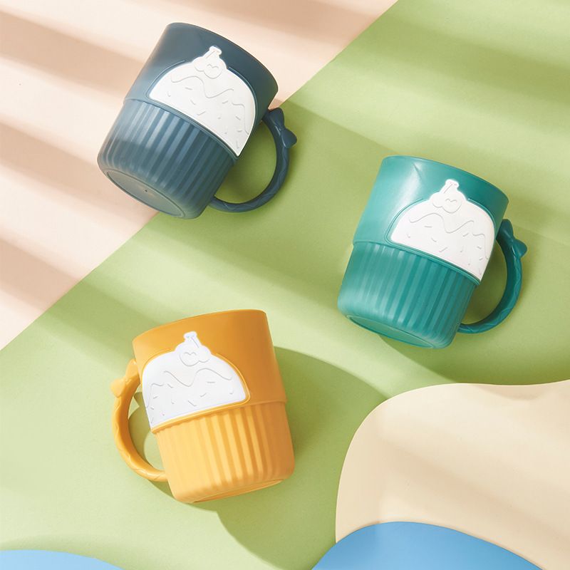 Cute cartoon student washbasin cup, plastic brushing cup, plastic cake water cup, new household couple mouthwash cup Application Scenario