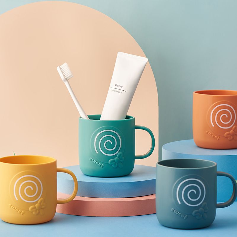 New creative plastic lollipop washbasin cups for home use, portable handle brushing cups, couple travel mouthwash cups in stock Application Scenario