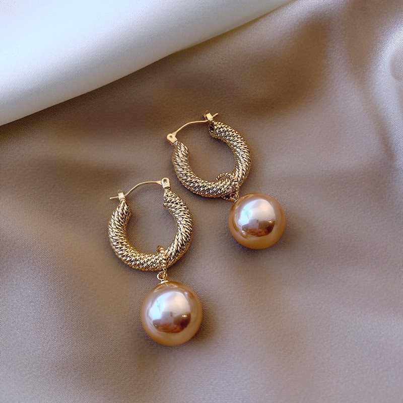 European and American fashionable, light luxury pearl lady's aloof stud earrings detail image 3