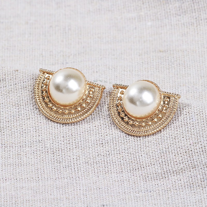 European and American fashionable alloy base inlaid with acrylic pearl light luxury stud earrings for women detail image 2