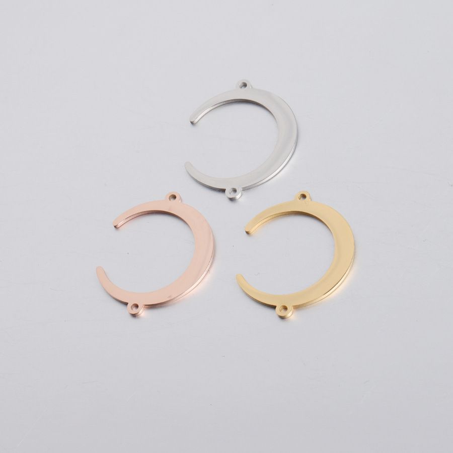 Stainless steel double-hanging moon crescent pendant with double-hole connection pendant does not fade Application Scenario