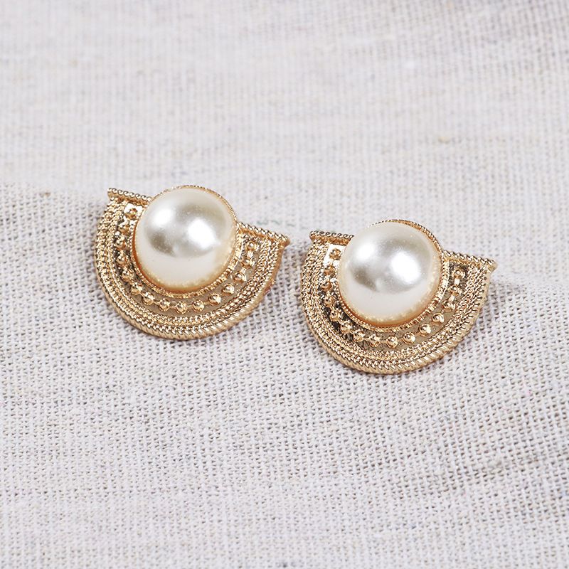 European and American fashionable alloy base inlaid with acrylic pearl light luxury stud earrings for women