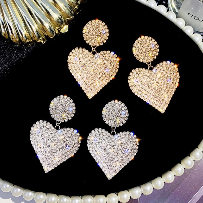 European and American fashionable alloy heart-shaped ladies' light luxury stud earrings detail image 3