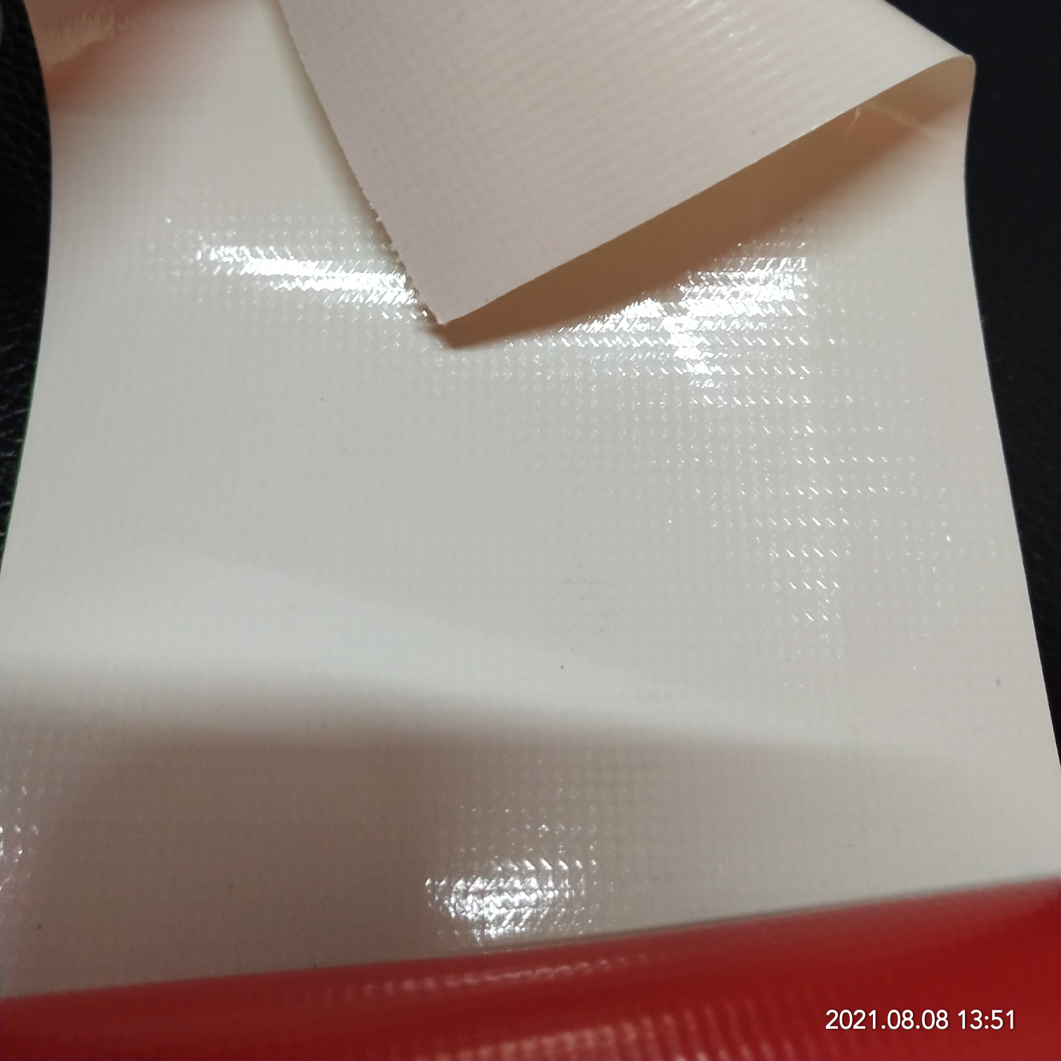 High-quality glossy 0.5mm thick cream-colored PVC mesh fabric for luggage, machine covers, furniture covers, sports and entertainment products, and other types of luggage
