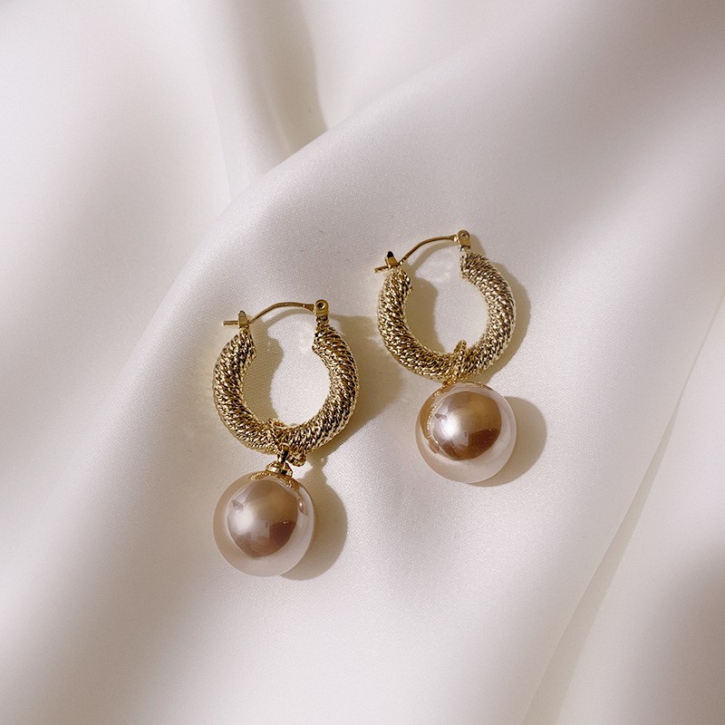 European and American fashionable, light luxury pearl lady's aloof stud earrings detail image 2