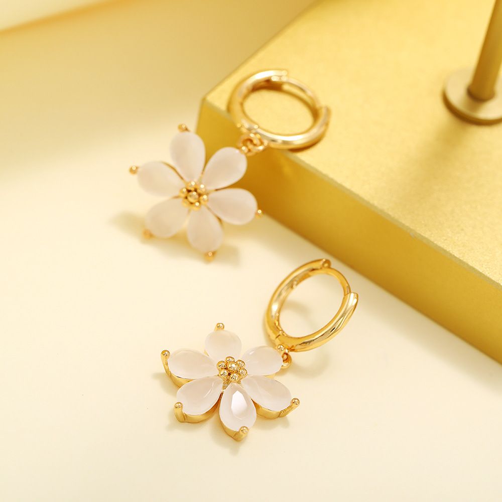 The new summer six-leaf flower earrings and zirconium flower ear rings do not fade Application Scenario