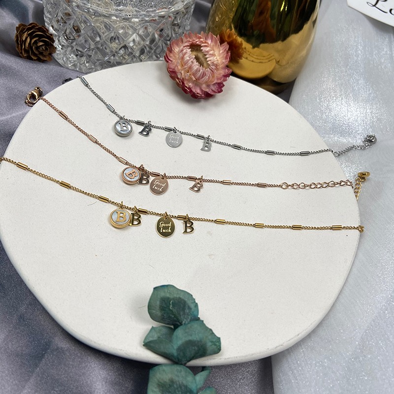 字母吊坠母贝钛钢手链韩版字母批发饰品腊梅详情图1