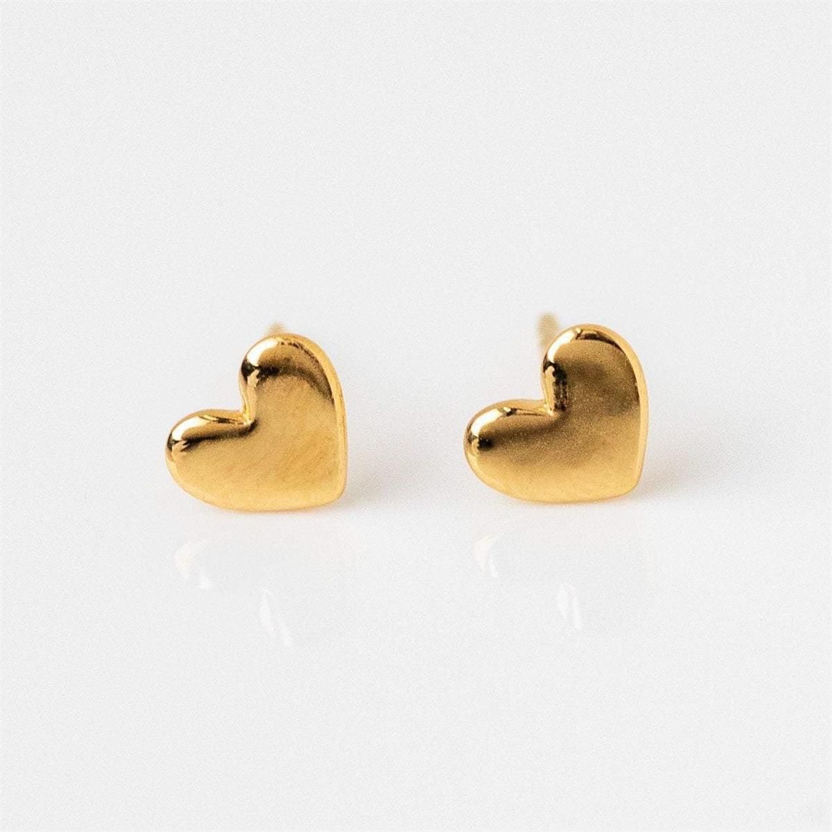 The smooth small heart-shaped stud earrings and the small copper bead stud earrings do not fade