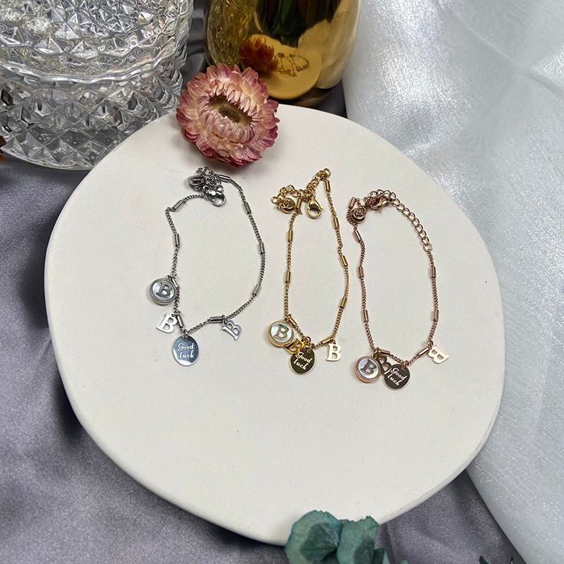 字母吊坠母贝钛钢手链韩版字母批发饰品腊梅详情图5