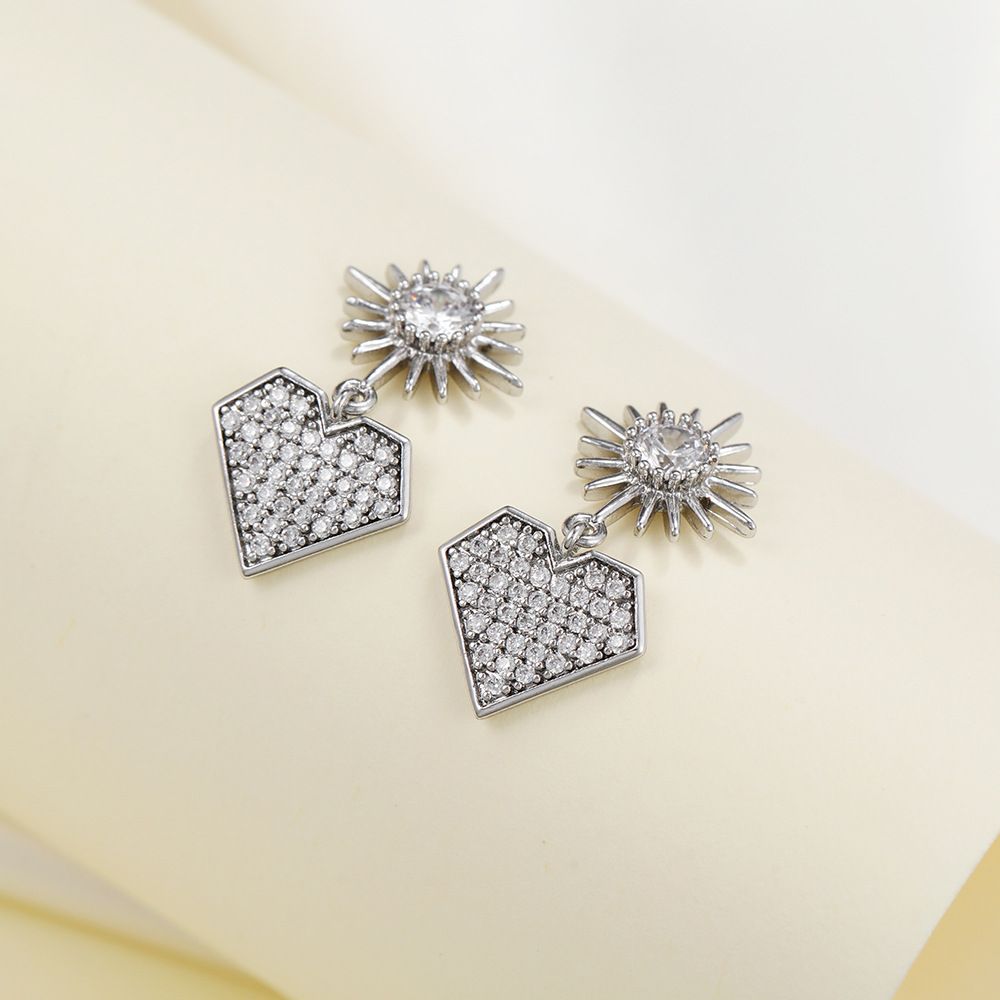 Korean classic full-diamond heart-shaped earrings with micro-inlaid heart-shaped stud earrings that do not fade Specification image