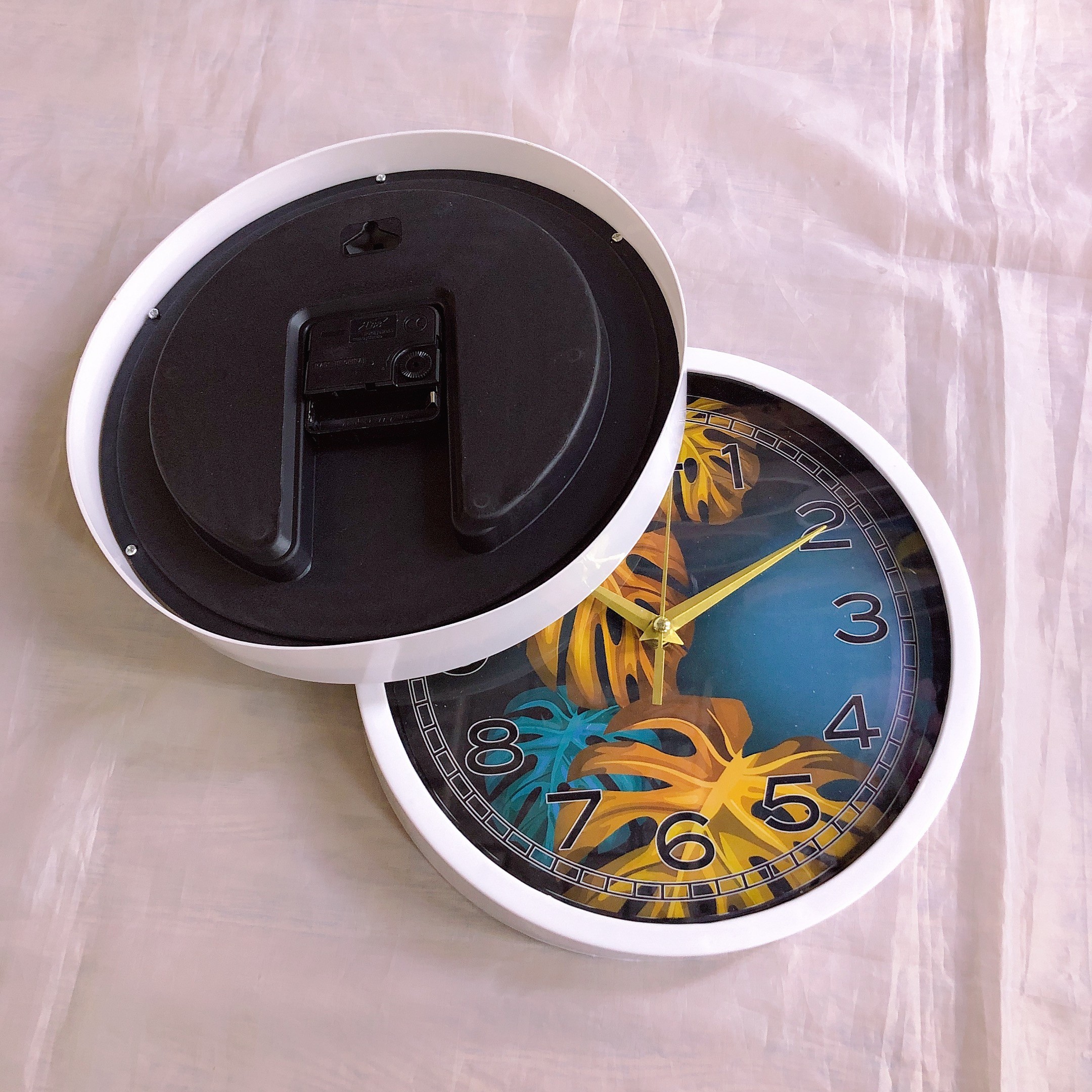 A 10-inch Nordic wall clock for living room wall decoration, a personalized and creative clock, a simple European-style household clock, 25cm detail image 4