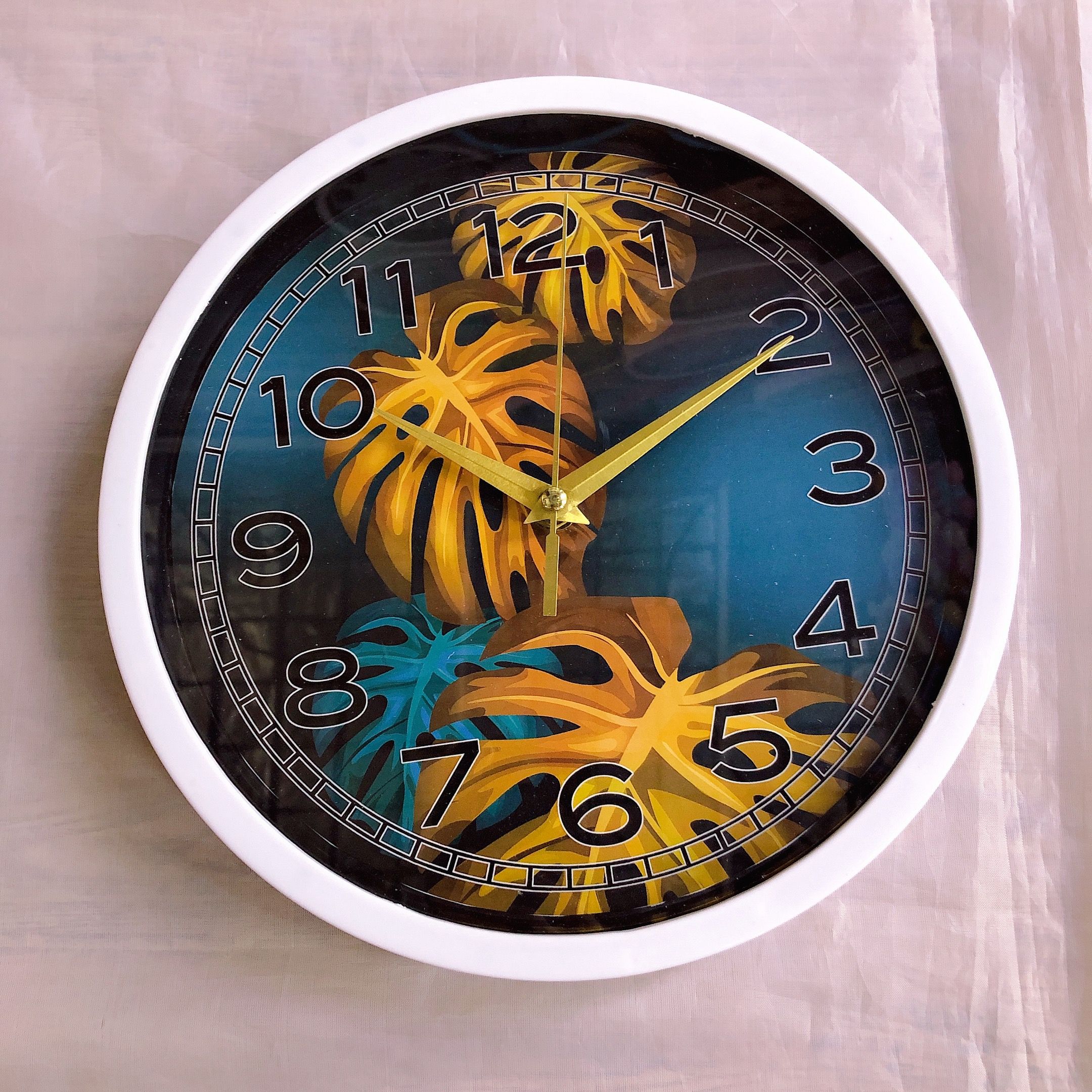 A 10-inch Nordic wall clock for living room wall decoration, a personalized and creative clock, a simple European-style household clock, 25cm Item Picture