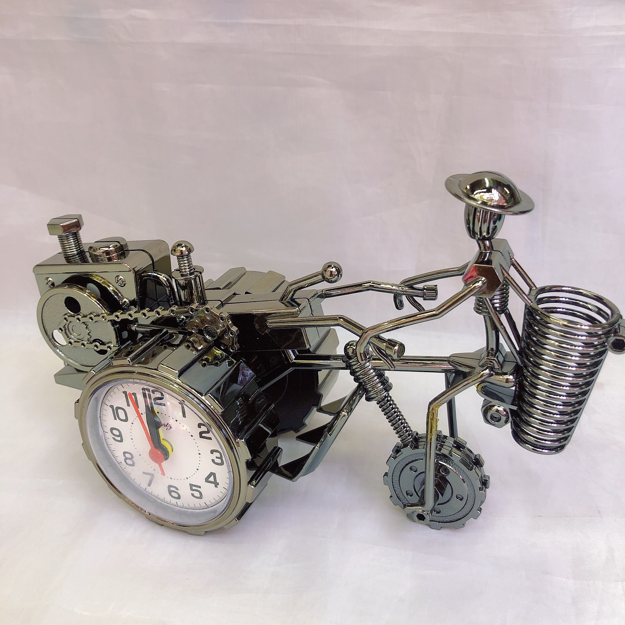 Retro and nostalgic tractor alarm clock, creative bedside small alarm clock to wake up children, desktop clock ornament detail image 5