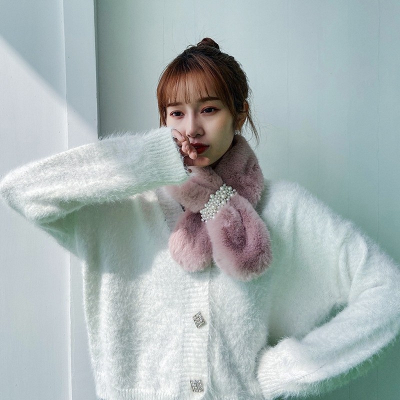Jane Eyre Siyuan's new autumn and winter collection features a warm plush pearl buckle cross scarf for women, thickened, fashionable and versatile faux fur and rex rabbit fur scarf detail image 4