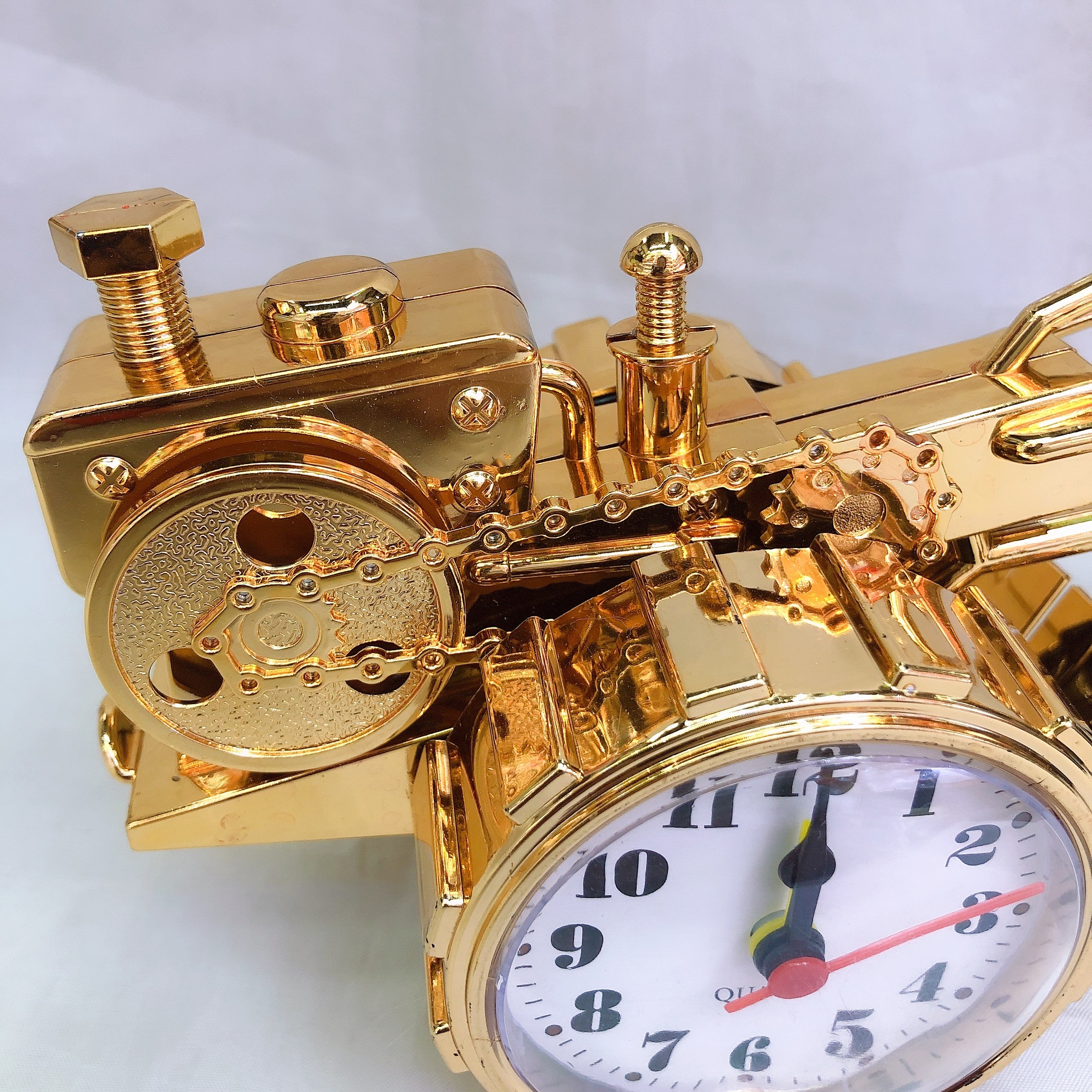 Retro and nostalgic tractor alarm clock, creative bedside small alarm clock to wake up children, desktop clock ornament detail image 9