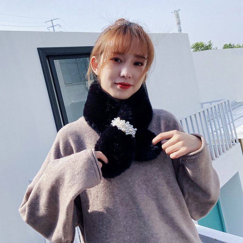 Jane Eyre Siyuan's new autumn and winter collection features a warm plush pearl buckle cross scarf for women, thickened, fashionable and versatile faux fur and rex rabbit fur scarf details Picture